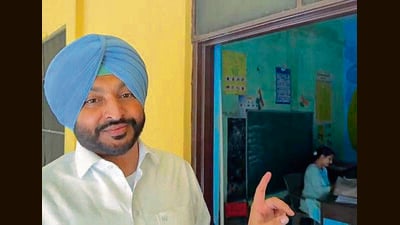 BJP leader Ravneet Singh Bittu at a school in Ludhiana on Wednesday. (HT Photo)