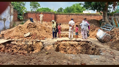 The civic body said it has sought police help to trace the coins taken away from the site and secure the area. (HT Photo) The civic body said it has sought police help to trace the coins taken away from the site and secure the area. (HT Photo)