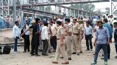 The deceased was posted as a gateman at the Girdhar railway crossing in the Mahuakhera Ganj area of Kashipur.