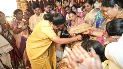 వధువు మెడలో తాళి కట్టిన కల్వకుంట్ల కవిత వధువు మెడలో తాళి కట్టిన కల్వకుంట్ల కవిత