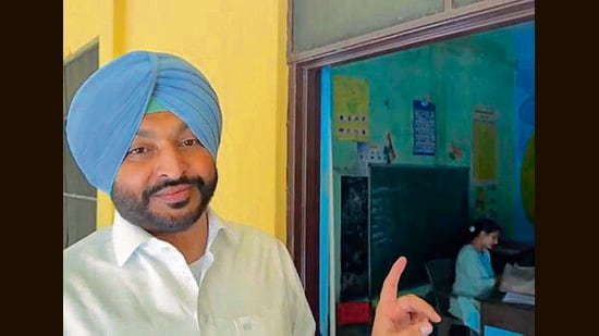 BJP leader Ravneet Singh Bittu at a school in Ludhiana on Wednesday. (HT Photo)