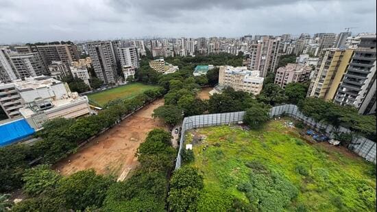 The Lokmanya Tilak Udyan in Juhu measures 0.92 acres. To its rights lies SVKM’s medical college and on left is the open space given to the college