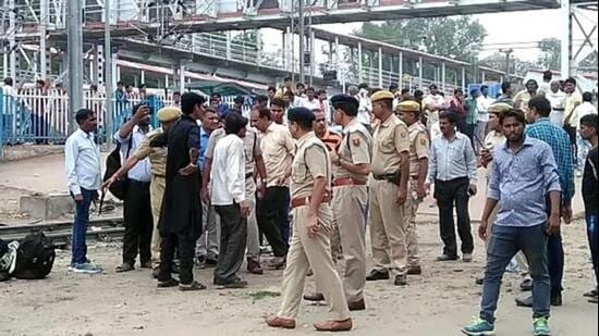 The deceased was posted as a gateman at the Girdhar railway crossing in the Mahuakhera Ganj area of Kashipur.