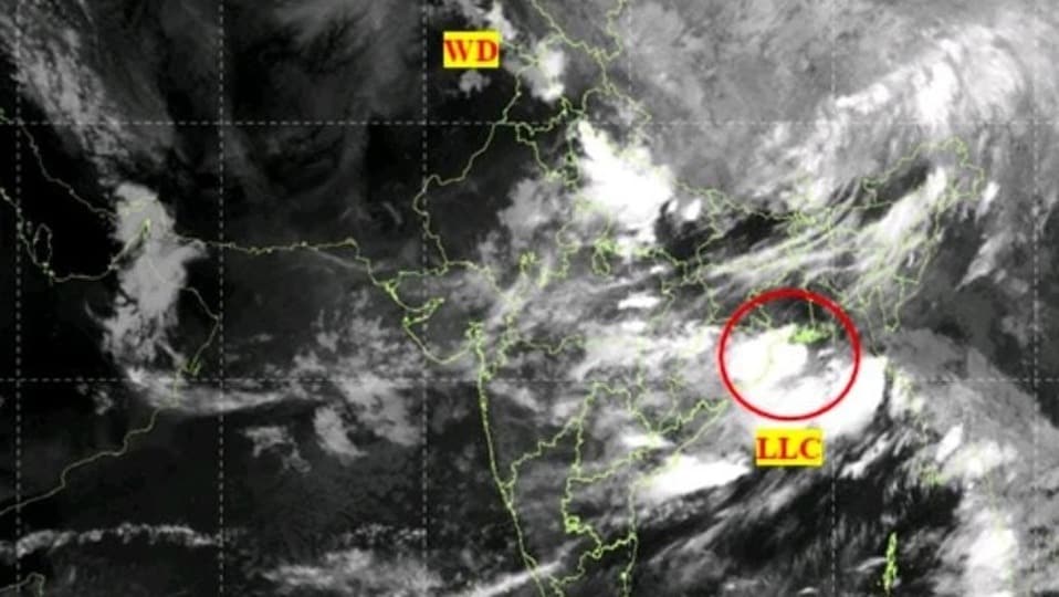 <p>తెలంగాణ వ్యాప్తంగా రాబోయే 24 గంటల్లో వాతావరణంలో కీలక మార్పులు చోటుచేసుకోనున్నాయి. ముఖ్యంగా రాష్ట్రంలోని తూర్పు, దక్షిణ జిల్లాల ప్రజలు రాత్రి వేళల్లో అప్రమత్తంగా ఉండాలని వాతావరణ నిపుణులు సూచిస్తున్నారు. బుధవారం(ఆగస్ట్ 26) రాత్రి నుంచి గురువారం ఉదయం వరకు పలు జిల్లాల్లో ఉరుములు, మెరుపులతో కూడిన మోస్తరు నుంచి భారీ వర్షాలు కురిసే అవకాశం స్పష్టంగా కనిపిస్తోంది.</p>