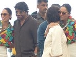 Sobhita Dhulipala: అత్తమామలతో ఎయిర్‌పోర్టులో శోభిత స్వీట్ మూమెంట్.. నాగ్ 67వ బర్త్‌డేకు ముందు హగ్ చేసుకొని..