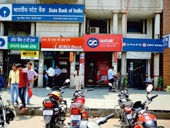 బ్యాంకుల్లో 13 వేల మంది ఉద్యోగులు తగ్గారు!