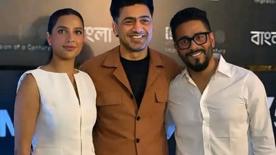 দেব-রাজের সঙ্গে এক ছাদের নীচে শুভশ্রী! নায়িকার নজরকাড়া পোশাকের দাম কত? দেব-রাজের সঙ্গে এক ছাদের নীচে শুভশ্রী! নায়িকার নজরকাড়া পোশাকের দাম কত?