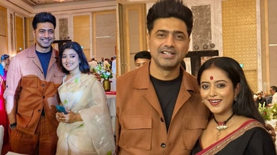 দেবকে দেখে লজ্জায় লাল ‘নিশা’ শ্রুতি, আদুরে আলাপ সারলেন আরাত্রিকাও, কী কথা হল? দেবকে দেখে লজ্জায় লাল ‘নিশা’ শ্রুতি, আদুরে আলাপ সারলেন আরাত্রিকাও, কী কথা হল?
