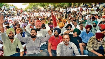 Government employees during the protest outside the Mini Secretariat in Ludhiana on Thursday. (Gurpreet Singh/HT) Government employees during the protest outside the Mini Secretariat in Ludhiana on Thursday. (Gurpreet Singh/HT)
