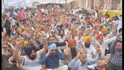 Government employees raise slogans during a statewide strike outside deputy commissioner's office in Amritsar on Thursday. (Sameer Sehgal/HT) Government employees raise slogans during a statewide strike outside deputy commissioner's office in Amritsar on Thursday. (Sameer Sehgal/HT)