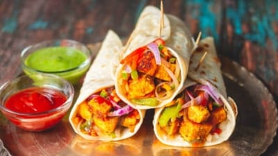 Make chicken kathi roll at home with this delicious recipe. (freepik) Make chicken kathi roll at home with this delicious recipe. (freepik)