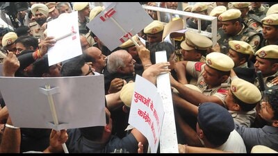 Leader of the Opposition Bhupinder Singh Hooda, along with other Congress MLAs, being stopped at the assembly entrance, in Chandigarh on Thursday. (Keshav Singh/HT) Leader of the Opposition Bhupinder Singh Hooda, along with other Congress MLAs, being stopped at the assembly entrance, in Chandigarh on Thursday. (Keshav Singh/HT)
