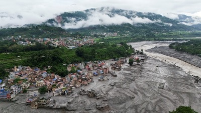 প্রবল প্রাকৃতিক বিপর্যয়ে কার্যত বিধ্বস্ত নেপাল। (REUTERS)