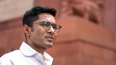 বিলবোর্ড ‘বেআইনি’, অভিযোগে অভিষেকের ক্যামাক স্ট্রিট অফিসে প্রশাসনের অভিযান (PTI) বিলবোর্ড ‘বেআইনি’, অভিযোগে অভিষেকের ক্যামাক স্ট্রিট অফিসে প্রশাসনের অভিযান (PTI)
