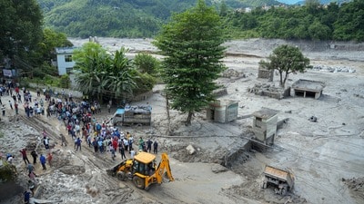 নেপাল মহাপ্রলয়ের দায় এড়াল চিন (PTI) নেপাল মহাপ্রলয়ের দায় এড়াল চিন (PTI)