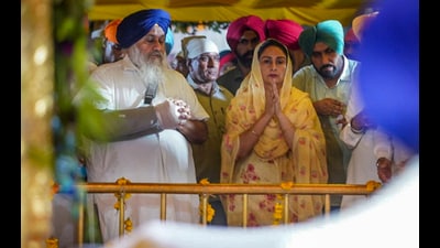 Shiromani Akali Dal leader Sukhbir Singh Badal during a visit to Gurdwara Baba Bakala Sahib, in Amritsar. (HT Photo) Shiromani Akali Dal leader Sukhbir Singh Badal during a visit to Gurdwara Baba Bakala Sahib, in Amritsar. (HT Photo)