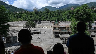 হড়পা বানে কার্যত বিধ্বস্ত নেপাল। (AFP)