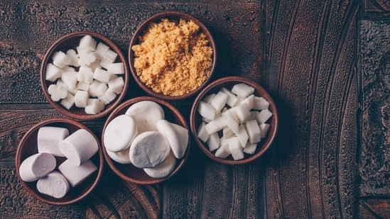 Dt Dutt explains safe sugar alternatives for healthier sweet choices. (Freepik)