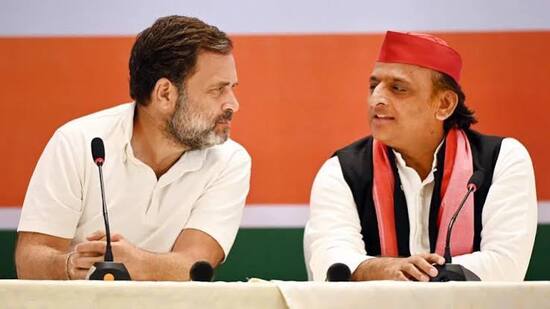 Congress leader Rahul Gandhi’s political makeover and SP chief Akhilesh Yadav’s organisational machinery on the ground are complementing each other. (HT file)