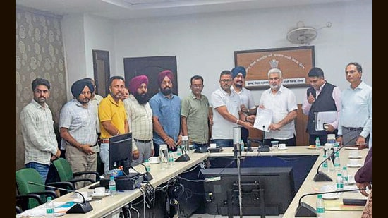 Food supplies employees during a meeting with consumer affairs minister Lal Chand Kataruchak in Chandigarh on Thursday. (HT)