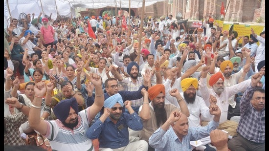 Government employees raise slogans during a statewide strike outside deputy commissioner's office in Amritsar on Thursday. (Sameer Sehgal/HT)
