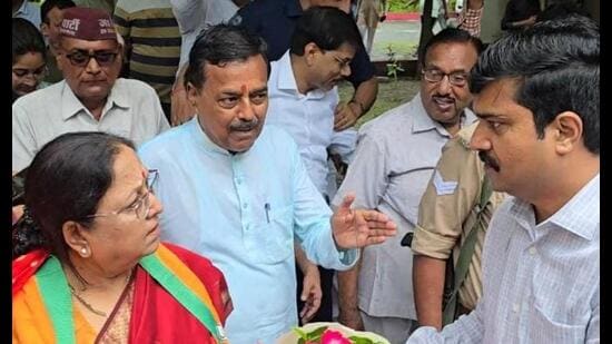 Minister Baby Rani Maurya pulls up Etah DM Arvind Kumar Singh over unanswered calls. (Sourced)
