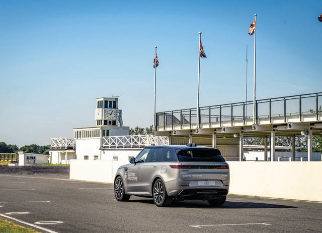 Range Rovers have always had a top-heavy feel when pushed; this one doesn’t. Range Rovers have always had a top-heavy feel when pushed; this one doesn’t.