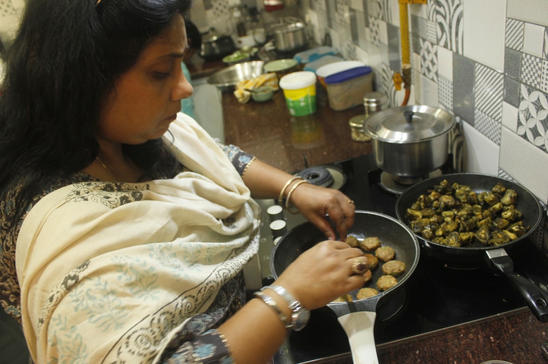 Homecook Chetna Srivastava preparing Patod Homecook Chetna Srivastava preparing Patod