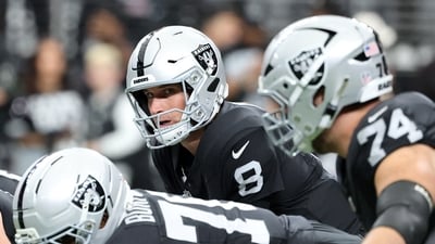Kirk Cousins #8 of the Las Vegas Raiders warms up before a preseason game against the San Francisco 49ers at Allegiant Stadium. (Getty Images via AFP)