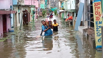 <p><strong>ప్రాణరక్షణకు కీలక సూత్రాలు- </strong>అత్యవసర పరిస్థితుల్లో తప్ప వరద ప్రవాహంలో నడవడం, ఈత కొట్టడం లేదా వాహనాలు నడపడం చేయకూడదు. నీటి అడుగున విద్యుత్ వైర్లు, గుంతలు, పదునైన వస్తువులు ఉండే ప్రమాదం ఉంది. తప్పనిసరిగా నీటిలోకి వెళ్లాల్సి వస్తే వాటర్ప్రూఫ్ బూట్లు, రక్షణ దుస్తులు ధరించాలి. పిల్లలను వరద నీటికి దూరంగా ఉంచాలి. ఆహారం తినేముందు, వండేముందు, టాయిలెట్కు వెళ్లొచ్చిన తర్వాత చేతులను సబ్బుతో కనీసం 20 సెకన్ల పాటు శుభ్రంగా కడుక్కోవాలి. సబ్బు అందుబాటులో లేకపోతే ఆల్కహాల్ ఆధారిత హ్యాండ్ శానిటైజర్ వాడాలి.</p> <p><strong>ప్రాణరక్షణకు కీలక సూత్రాలు- </strong>అత్యవసర పరిస్థితుల్లో తప్ప వరద ప్రవాహంలో నడవడం, ఈత కొట్టడం లేదా వాహనాలు నడపడం చేయకూడదు. నీటి అడుగున విద్యుత్ వైర్లు, గుంతలు, పదునైన వస్తువులు ఉండే ప్రమాదం ఉంది. తప్పనిసరిగా నీటిలోకి వెళ్లాల్సి వస్తే వాటర్ప్రూఫ్ బూట్లు, రక్షణ దుస్తులు ధరించాలి. పిల్లలను వరద నీటికి దూరంగా ఉంచాలి. ఆహారం తినేముందు, వండేముందు, టాయిలెట్కు వెళ్లొచ్చిన తర్వాత చేతులను సబ్బుతో కనీసం 20 సెకన్ల పాటు శుభ్రంగా కడుక్కోవాలి. సబ్బు అందుబాటులో లేకపోతే ఆల్కహాల్ ఆధారిత హ్యాండ్ శానిటైజర్ వాడాలి.</p>