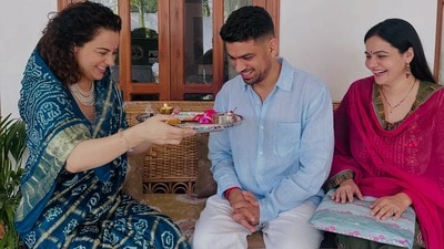 শাড়ি পরে ভাইয়ের হাতে রাখি বাঁধলেন কঙ্গনা, ‘রাখি ফ্যাশন কমিটি’কে খোঁচা কৃতির!
