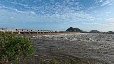 <p>గోదావరి, కృష్ణానది ఉప్పొంగినా లేదా వర్షాకాలంలో హైదరాబాద్, విజయవాడ వంటి నగరాల్లో వీధులు జలమయమైనా.. ముంపు ప్రాంతాల ప్రజలకు తక్షణమే ఎదురయ్యే అతిపెద్ద సవాలు వ్యాధుల వ్యాప్తి! వరద నీరు కేవలం శుభ్రమైన వర్షపు నీరు మాత్రమే అనుకుంటే పొరపాటే. అది వీధులు, మురికి కాల్వలు, డ్రైనేజీలు, పొలాల గుండా ప్రవహిస్తూ కొట్టుకువస్తుంది. దానితో మానవ, జంతు వ్యర్థాలు, రసాయనాలు, హానికర బ్యాక్టీరియా ఈ నీటిలో కలుస్తాయి. మన దగ్గర వరదలు వచ్చిన ప్రతిసారి విరేచనాలు, చర్మవ్యాధులు, జ్వరాల కేసులు విపరీతంగా పెరగడానికి ప్రధాన కారణం ఇదే.</p> <p>గోదావరి, కృష్ణానది ఉప్పొంగినా లేదా వర్షాకాలంలో హైదరాబాద్, విజయవాడ వంటి నగరాల్లో వీధులు జలమయమైనా.. ముంపు ప్రాంతాల ప్రజలకు తక్షణమే ఎదురయ్యే అతిపెద్ద సవాలు వ్యాధుల వ్యాప్తి! వరద నీరు కేవలం శుభ్రమైన వర్షపు నీరు మాత్రమే అనుకుంటే పొరపాటే. అది వీధులు, మురికి కాల్వలు, డ్రైనేజీలు, పొలాల గుండా ప్రవహిస్తూ కొట్టుకువస్తుంది. దానితో మానవ, జంతు వ్యర్థాలు, రసాయనాలు, హానికర బ్యాక్టీరియా ఈ నీటిలో కలుస్తాయి. మన దగ్గర వరదలు వచ్చిన ప్రతిసారి విరేచనాలు, చర్మవ్యాధులు, జ్వరాల కేసులు విపరీతంగా పెరగడానికి ప్రధాన కారణం ఇదే.</p>