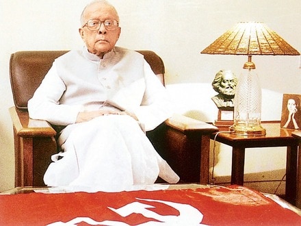 চিকিৎসা বিজ্ঞানের কাজে লাগেনি জ্যোতি বসুর দেহ, অকপট স্বাস্থ্যমন্ত্রী HTNews HTPHOTO