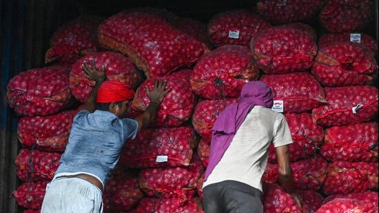 Around 450 tonnes of onions arrived by the first Kanda Express in Delhi. (Sanchit Khanna/HT Photo)