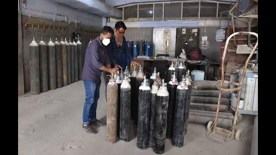 Centralised tender floated for operationalising O2 plants, says health minister. (HT File)