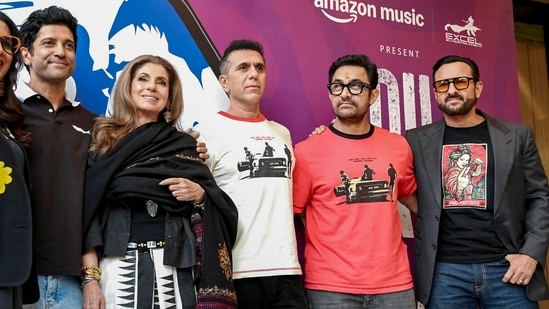 Actors Sonali Kulkarni, left, Dimple Kapadia, third left, Aamir Khan, second right, Saif Ali Khan, right, film producer Ritesh Sidhwani, centre, actor, filmmaker and singer Farhan Akhtar, second left, during the 25th anniversary of the film Dil Chahta Hai, in Mumbai, Maharashtra, Friday, Aug. 28, 2026. (PTI Photo)(PTI08_28_2026_000411B)(PTI)