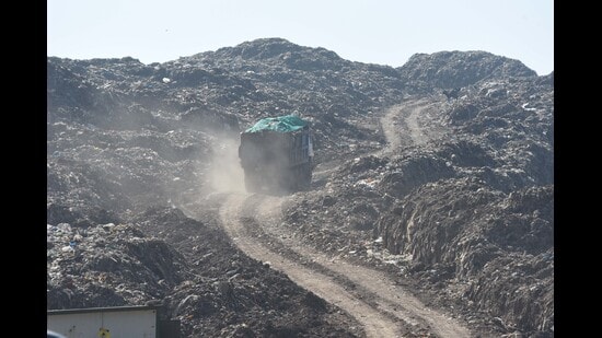 The MCG said around 1.72 million MT of waste is lying at the site as of August 16. (HT)