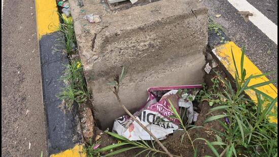The spot on the central verge in Surajmal Vihar in east Delhi, where the man allegedly suffered the electric shock. (HT Photo)