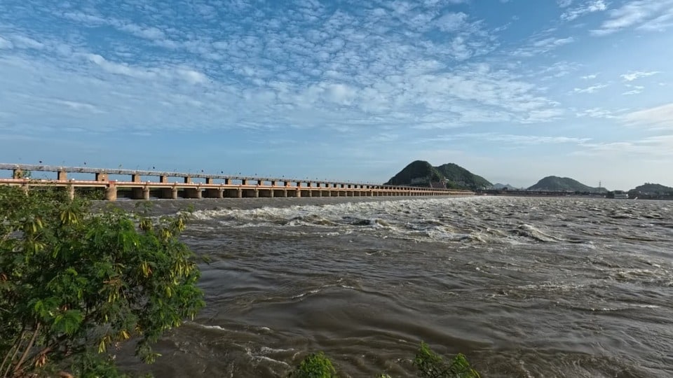 <p>గోదావరి, కృష్ణానది ఉప్పొంగినా లేదా వర్షాకాలంలో హైదరాబాద్, విజయవాడ వంటి నగరాల్లో వీధులు జలమయమైనా.. ముంపు ప్రాంతాల ప్రజలకు తక్షణమే ఎదురయ్యే అతిపెద్ద సవాలు వ్యాధుల వ్యాప్తి! వరద నీరు కేవలం శుభ్రమైన వర్షపు నీరు మాత్రమే అనుకుంటే పొరపాటే. అది వీధులు, మురికి కాల్వలు, డ్రైనేజీలు, పొలాల గుండా ప్రవహిస్తూ కొట్టుకువస్తుంది. దానితో మానవ, జంతు వ్యర్థాలు, రసాయనాలు, హానికర బ్యాక్టీరియా ఈ నీటిలో కలుస్తాయి. మన దగ్గర వరదలు వచ్చిన ప్రతిసారి విరేచనాలు, చర్మవ్యాధులు, జ్వరాల కేసులు విపరీతంగా పెరగడానికి ప్రధాన కారణం ఇదే.</p>