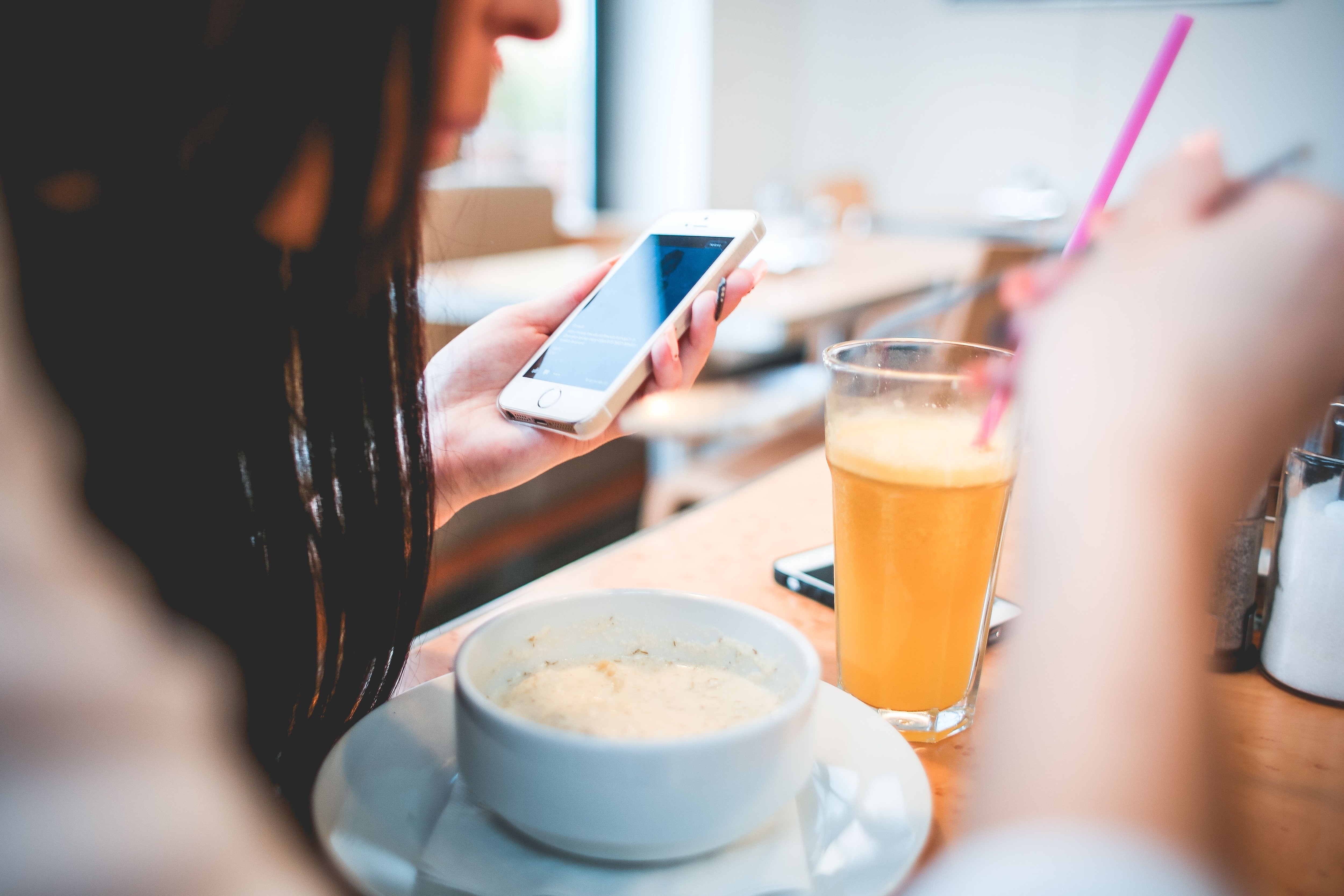 Scrolling through a phone while eating distracts one from recognising fullness cues. (Pexel) Scrolling through a phone while eating distracts one from recognising fullness cues. (Pexel)