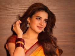 <p>టాలెంటెడ్ అండ్ బ్యూటీఫుల్ హీరోయిన్ నిధి అగర్వాల్ చీరకట్టులో మెరిసిపోయింది. పసుపు రంగు చీరలో స్పెషల్ అట్రాక్షన్ గా నిలిచింది. </p>