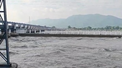 Parts of Bihar are facing a threat of a deluge as water levels in the Ganga, Gandak, Kosi, and Burhi Gandak rivers show a rising trend following the flash floods in Nepal. (HT)