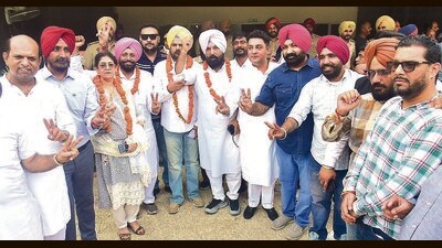 Aam Aadmi Party councillors celebrate after the results in Ludhiana on Saturday. (Gurpreet Singh/HT) Aam Aadmi Party councillors celebrate after the results in Ludhiana on Saturday. (Gurpreet Singh/HT)