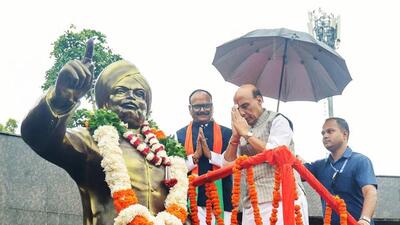 Defence minister Rajnath Singh pays tribute to Lala Lajpat Rai after unveiling his statue at the inauguration of the Fragrance Park in Old Lucknow on Saturday. He also unveiled a statue of Shaheed Bhagat Singh on the occasion. (ANI PHOTO)