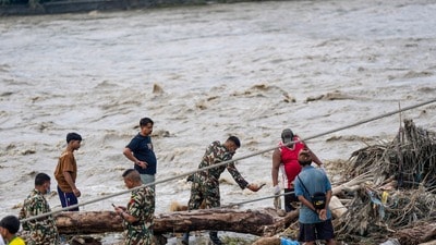 ‘জলের রঙ গাঢ় হচ্ছে’,ফের নয়া অ্যালার্টে নেপাল! উদ্ধারকারী টিম পাঠাল ভারত, ত্রাণে কী কী পাঠানো হল?(PTI Photo/Nand Kumar)(PTI08_28_2026_000399B) (PTI)