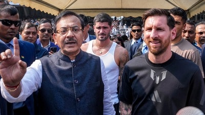 গত ১৩ ডিসেম্বর লিওনেল মেসিকে যে ভালোভাবে দেখতে পাওয়া যায়নি যুবভারতীতে, তার জন্য একটি মহল থেকে আঙুল তোলা হয় অরূপ বিশ্বাসের দিকে।