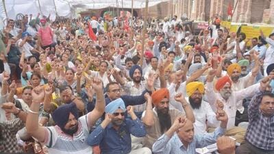 Punjab government employees raising slogans during the statewide strike outside the deputy commissioner’s office in Amritsar on August 27. (Sameer Sehgal/HT)