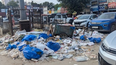 Residents said footpaths are broken or encroached upon, while officials cited drainage issues and garbage collection problems at some markets. (HT) Residents said footpaths are broken or encroached upon, while officials cited drainage issues and garbage collection problems at some markets. (HT)