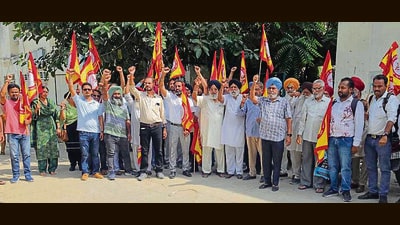 The protesting teachers alleged that instead of resolving long-pending grievances, the government was attempting to suppress employees through disciplinary notices and warnings. (HT PHOTO)