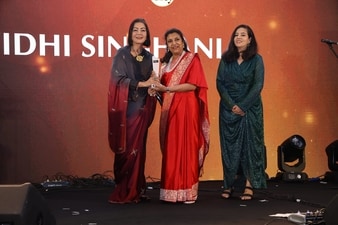 Vidhi Singhania awarded Most Stylist Heritage Artist at HT Most Stylist Awards (centre)